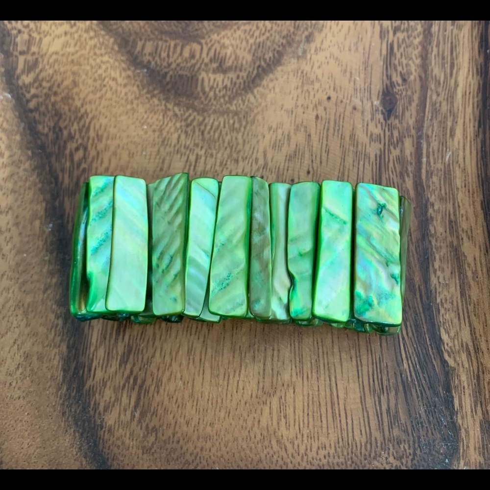 Shell Stretch Bracelet - Picture 5 of 8